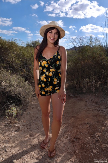 Летняя эротическая фотосессия на природе