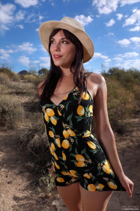 Летняя эротическая фотосессия на природе