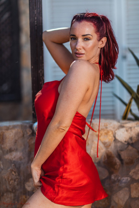 Летнее наслаждение: модель Джорджи Дарби