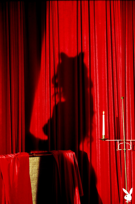 Соблазнительная блондинка на театральной сцене