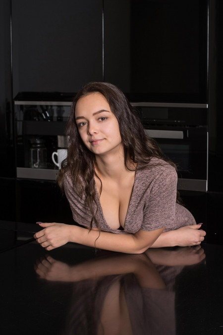 Привлекательная славянка позирует обнаженной