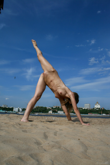 Летняя смелость: Анастасия Б на пляже