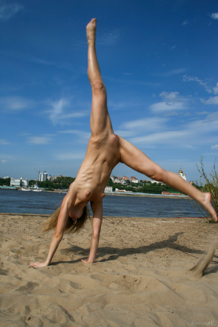 Летняя смелость: Анастасия Б на пляже