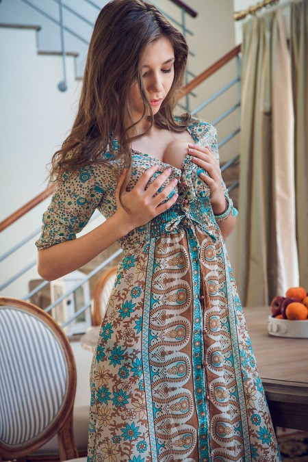 Мила Азул: Элегантная модель в домашней обстановке