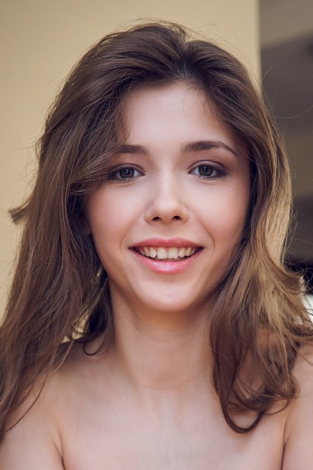 Мила Азул: Элегантная модель в домашней обстановке