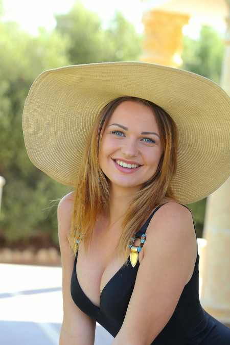 Летняя фотосессия с улыбающейся девушкой