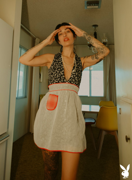 Даллас Максвелл: элегантность черно-белой моделированная в домашней кухне