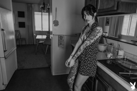 Даллас Максвелл: элегантность черно-белой моделированная в домашней кухне