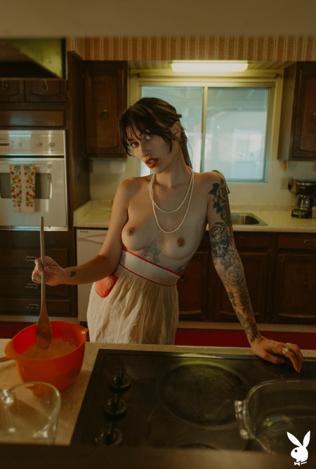 Даллас Максвелл: элегантность черно-белой моделированная в домашней кухне