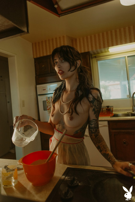 Даллас Максвелл: элегантность черно-белой моделированная в домашней кухне