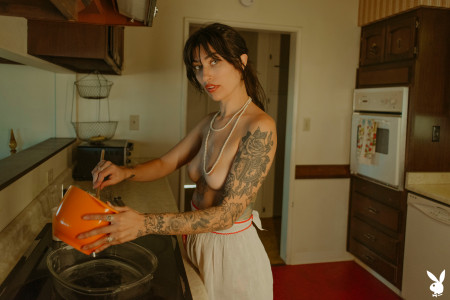 Даллас Максвелл: элегантность черно-белой моделированная в домашней кухне