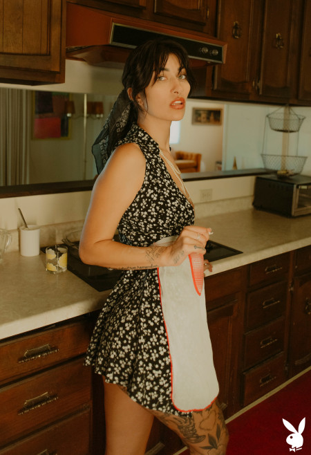 Даллас Максвелл: элегантность черно-белой моделированная в домашней кухне