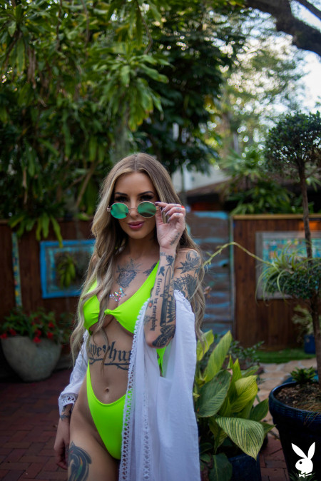 Летнее чувственное фото: Пейдж Амейз в природе