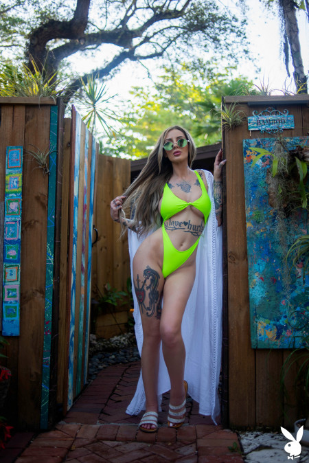 Летнее чувственное фото: Пейдж Амейз в природе