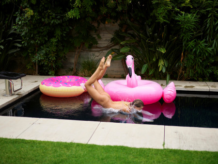 Нежное летнее веселье у бассейна