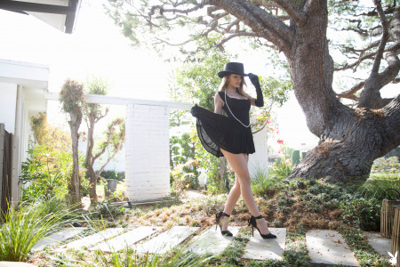 Элегантная блондинка Kimmy Granger позирует