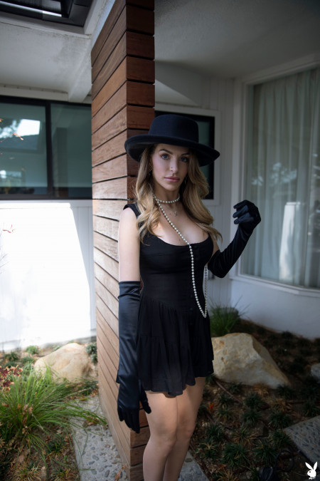 Элегантная блондинка Kimmy Granger позирует