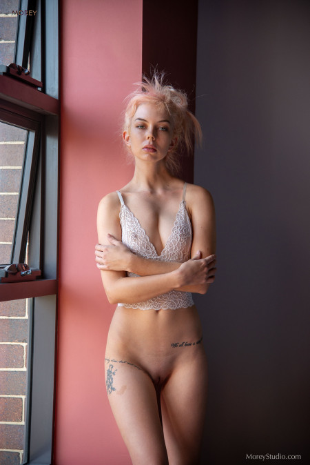 Соблазнительная блондинка Una A в нижнем белье