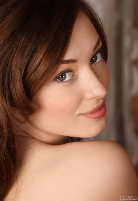 Летняя элегантность: Обнаженная Юлия Ви в фотосессии