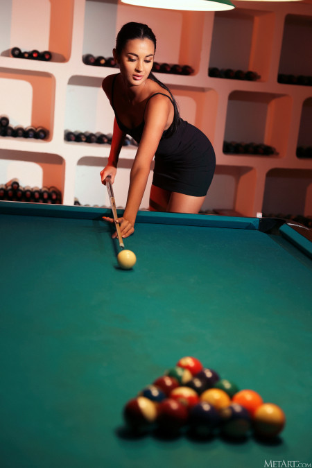 Соблазнительные фотографии Виктории Мур в интерьере