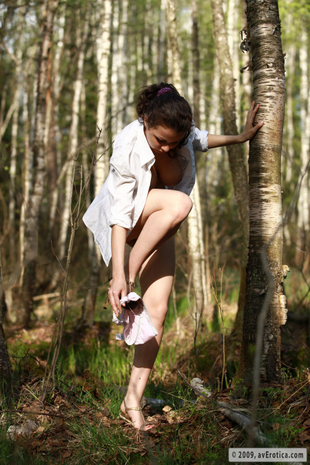 Счастливая Ирина в летнем лесу