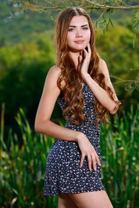 Летняя эротическая фотосессия в природе