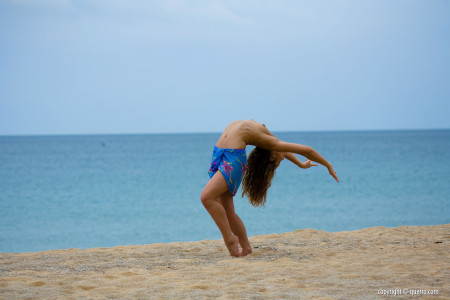 Счастливое летнее наслаждение на пляже