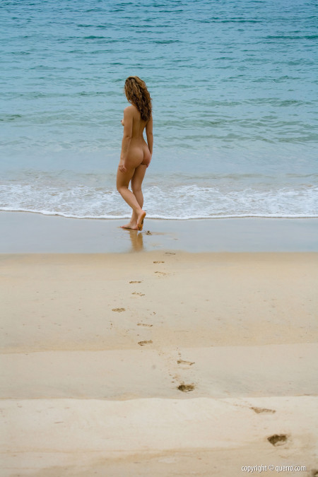 Счастливое летнее наслаждение на пляже