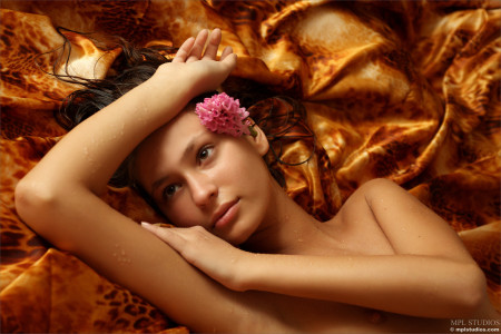 Сенсуальность и свежесть Лидии в природе