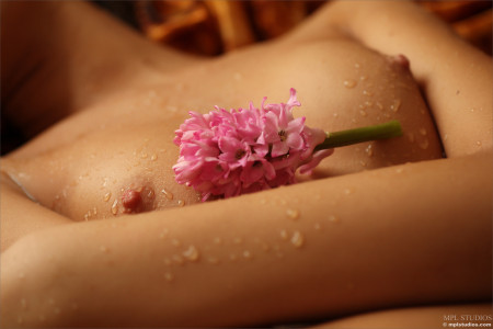 Сенсуальность и свежесть Лидии в природе