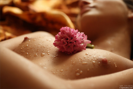 Сенсуальность и свежесть Лидии в природе