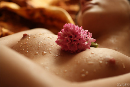 Сенсуальность и свежесть Лидии в природе