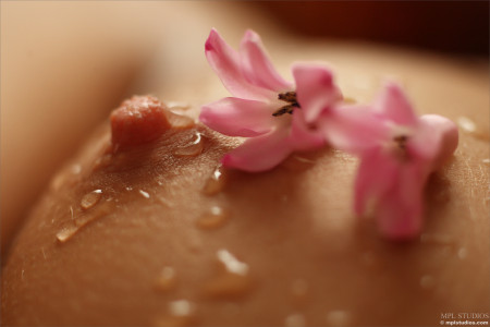 Сенсуальность и свежесть Лидии в природе