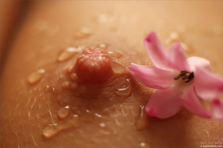 Сенсуальность и свежесть Лидии в природе