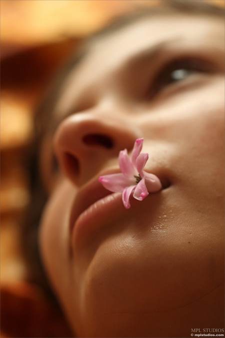 Сенсуальность и свежесть Лидии в природе