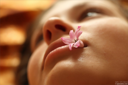 Сенсуальность и свежесть Лидии в природе