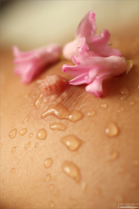 Сенсуальность и свежесть Лидии в природе