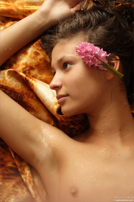 Сенсуальность и свежесть Лидии в природе