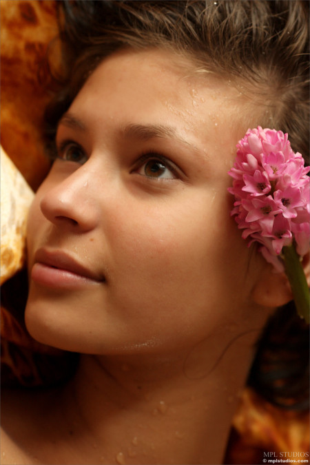 Сенсуальность и свежесть Лидии в природе