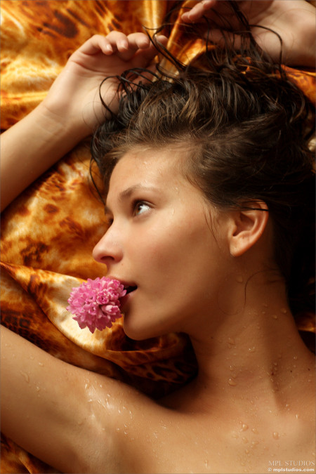 Сенсуальность и свежесть Лидии в природе