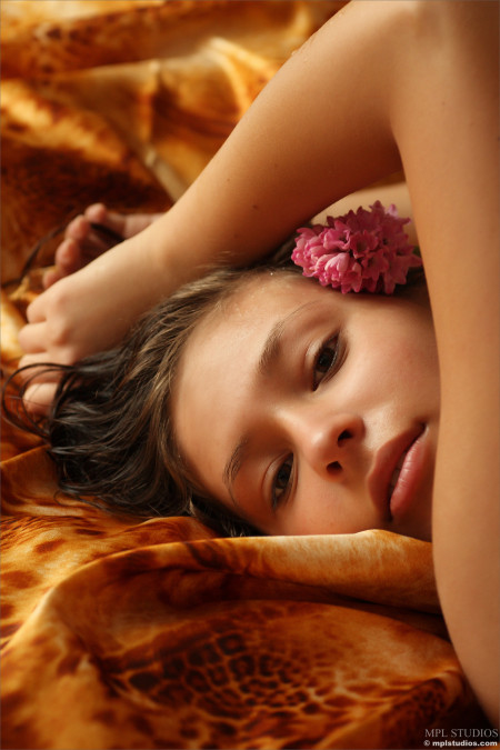 Сенсуальность и свежесть Лидии в природе