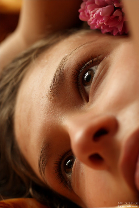 Сенсуальность и свежесть Лидии в природе