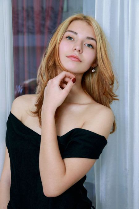 Адель Шоу: чувственная блондинка в кровати