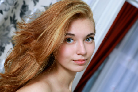 Адель Шоу: чувственная блондинка в кровати