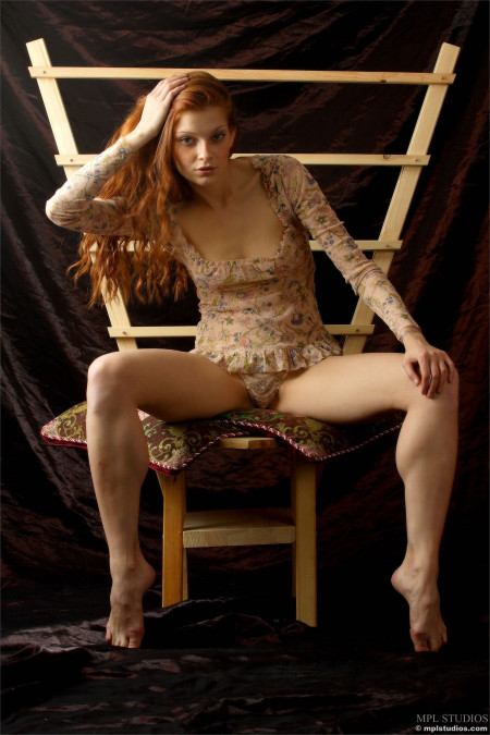 Элегантная модель Ава М в эротической фотосессии