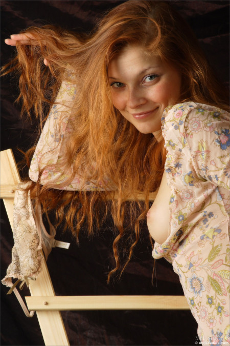 Элегантная модель Ава М в эротической фотосессии