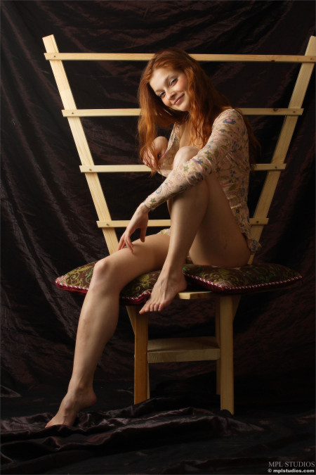 Элегантная модель Ава М в эротической фотосессии