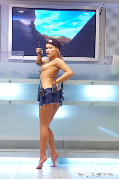 Эротическая фотосессия с элегантной блондинкой