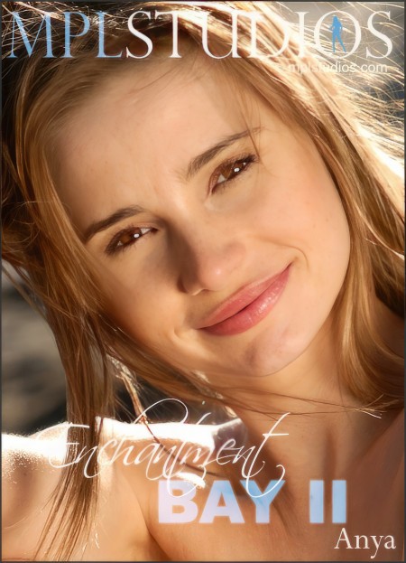 Солнечные летние фотографии с улыбающейся девушкой