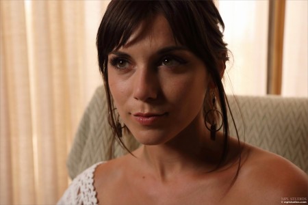 Элена Генери: Обольстительное фото в домашнем интерьере